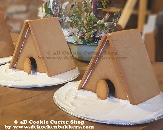 Petite Gingerbread House Hugger Cutter